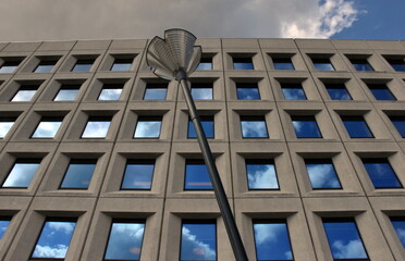 Schiefe Laterne vor einer modernen Fassade in Kopenhagen