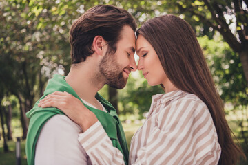 Photo portrait couple spending time in park happy embracing each other face to face romantic date
