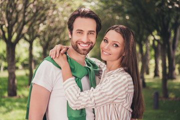 Photo portrait couple smiling spending time in park wearing casual clothes summer weather