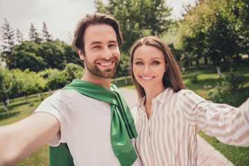 Obraz premium Photo portriat young couple smiling taking selfie spending time together walking in park