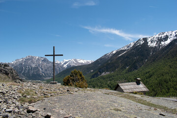 Montagne, neige, croix