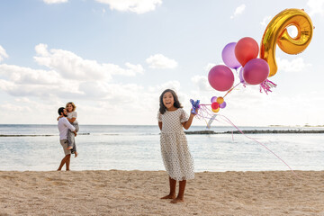 Familia multiracial jugando en las playas de Cancún, México - obrazy, fototapety, plakaty