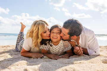 Familia multiracial jugando en las playas de Cancún, México - obrazy, fototapety, plakaty