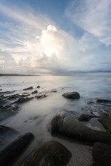 Obraz premium long exposure capture of coast in borneo - malaysia.