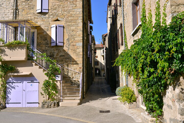 Rue du Tarn depuis La Place Basse à Aguessac (12520), département de l'Aveyron en région Occitanie, France