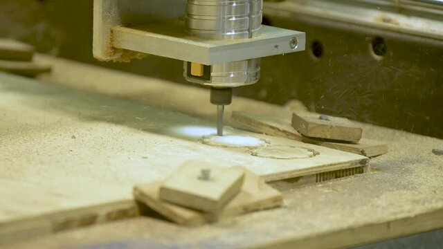 Taller universitario de mecatr&oacute;nica con maquinas trabajando en madera
