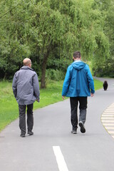 Männer beim Spaziergang im Park.