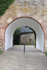 Fototapeta na wymiar Einfahrt zum Schloss Friedrichstein in Bad Wildungen.