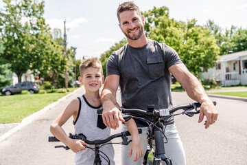Obraz premium Young family on country bike ride on the summer season