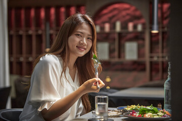 저녁식사중인 여자