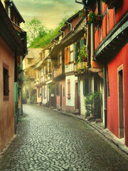 Calles típicas de los pueblos en la Alsacia. Localidad de Equisheim, Francia.