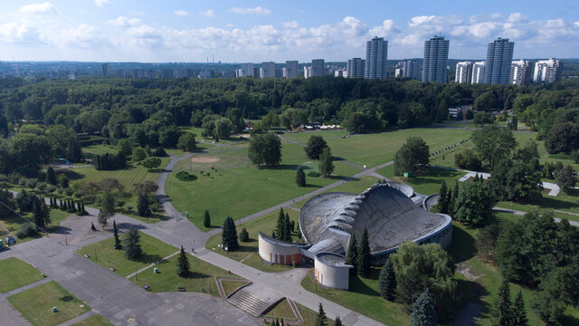 Widok z g&oacute;ry na Park Śląski i Osiedle Tysiąclecia.