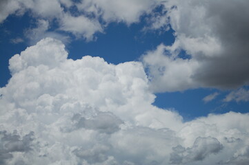 Naklejka na ściany i meble Grupo de nubes esponjosas en el cielo