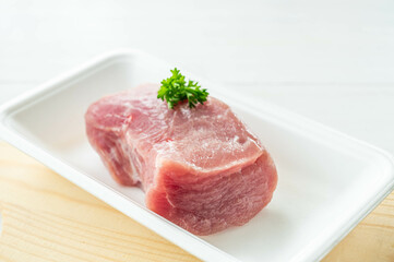 トレーに入った豚ももブロック肉
