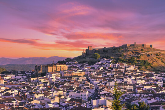 Atardecer en el pueblo de Aracena, Sierra de Aracena y picos de Aroche, Huelva. Andaluc&iacute;a. Espa&ntilde;a.