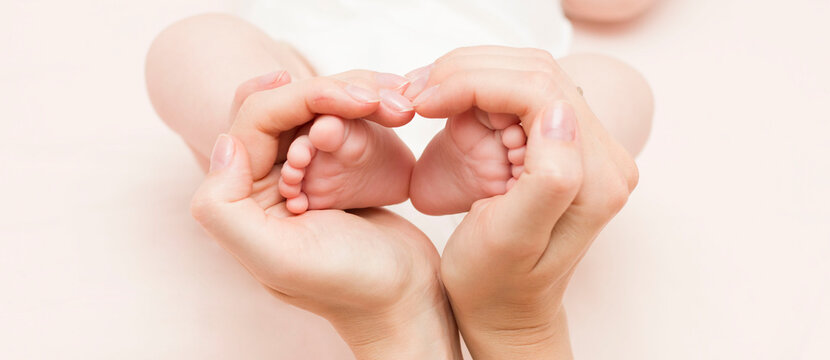 The baby's legs in the mother's hands are in the form of a hearth, a heart