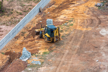 Maquinas escavadeiras trabalhando em construção