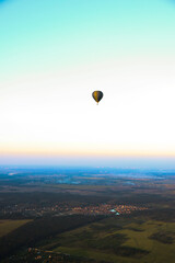 Obraz premium hot air balloon in the mountains