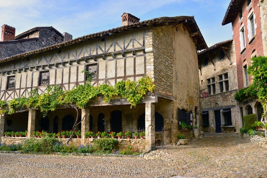 Architecture de maisons médiévales place du Tilleul à Pérouges (01800), département de l'Ain en région Auvergne-Rhône-Alpes, France