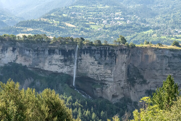Paysage de montagne sur les sommets du massif du Queyras dans les Alpes du Sud depuis le village de...