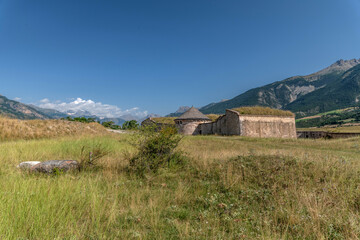 Paysage de montagne sur les sommets du massif du Queyras dans les Alpes du Sud depuis le village de...