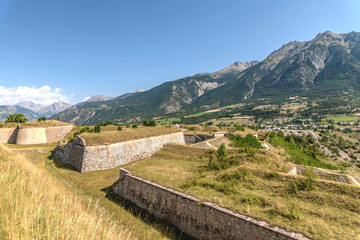 Paysage de montagne sur les sommets du massif du Queyras dans les Alpes du Sud depuis le village de...