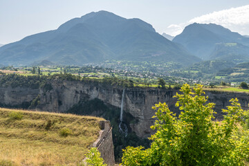 Paysage de montagne sur les sommets du massif du Queyras dans les Alpes du Sud depuis le village de...