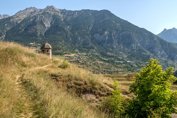 Paysage de montagne sur les sommets du massif du Queyras dans les Alpes du Sud depuis le village de Mont Dauphin fortifié par Vauban