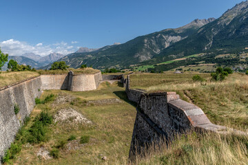 Paysage de montagne sur les sommets du massif du Queyras dans les Alpes du Sud depuis le village de Mont Dauphin fortifi&eacute; par Vauban