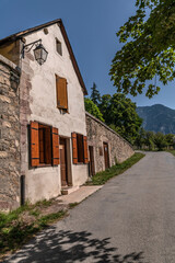 Fototapeta premium Paysage de montagne sur les sommets du massif du Queyras dans les Alpes du Sud depuis le village de Mont Dauphin fortifié par Vauban