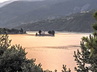 Coucher de soleil sur le lac de serre poncon dans les Alpes du Sud en France