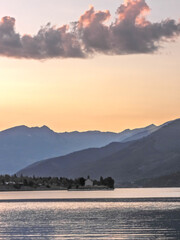 Coucher de soleil sur le lac de serre poncon dans les Alpes du Sud en France