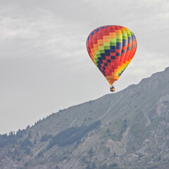 Ballon montgolfière survolant les sommets des Alpes du Sud dans les premières lueurs du soleil