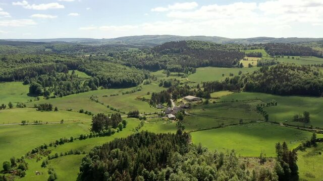 survol de l'Aubrac en Auvergne