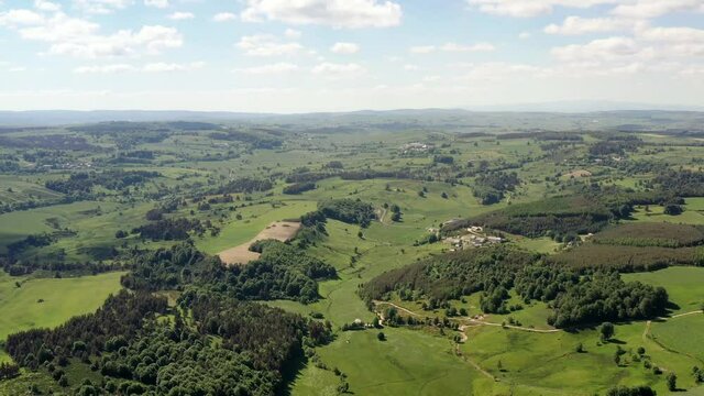 survol de l'Aubrac en Auvergne