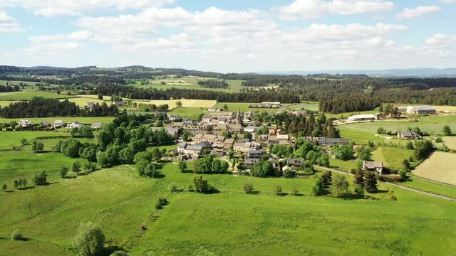 survol de l'Aubrac en Auvergne