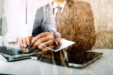 Obraz premium Digital marketing media in virtual screen.business working digital tablet, smartphone with keyboard and computer laptop at office in morning light