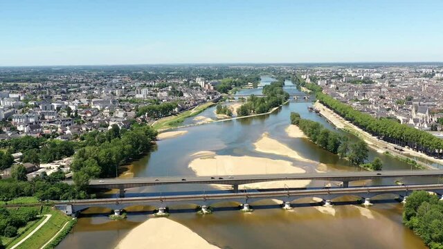 survol d'Orl&eacute;ans et des bords de Loire