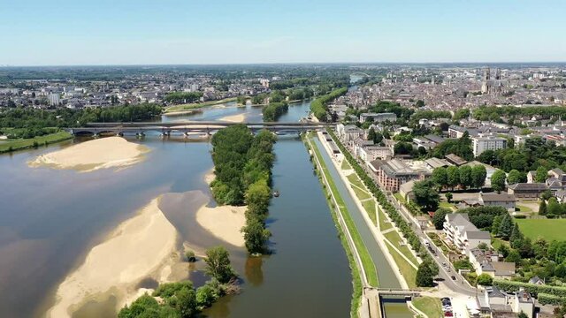 survol d'Orl&eacute;ans et des bords de Loire