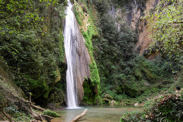 Cascada El Chuveje en la Sierra Gorda de Quer&eacute;taro junto al R&iacute;o Escanela