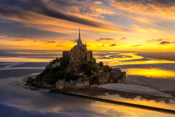 Mont Saint-Michel view in the sunrise light. Normandy, northern France - obrazy, fototapety, plakaty