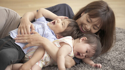 子供二人と遊ぶお母さん