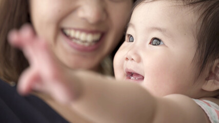 窓の外を見つめる赤ちゃんの顔