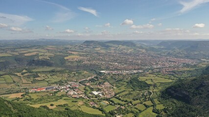 Fototapeta premium Millau et viaduc de Millau en vue aérienne