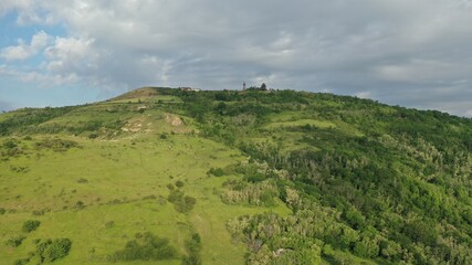 Fototapeta na wymiar plateau de Gergovie en Auvergne vue d'avion