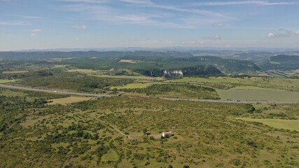 Survol de l'Aveyron à Millau et du plateau du Larzac