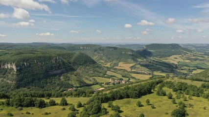 Obraz premium Survol de l'Aveyron à Millau et du plateau du Larzac