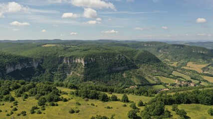 Obraz premium Survol de l'Aveyron à Millau et du plateau du Larzac