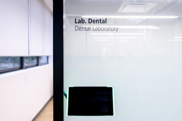 Capacitaci&oacute;n de estudiantes en instituto de especialidades dentales. Aula de ense&ntilde;anza