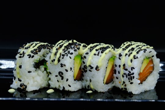 4 pieces of california rolls suhsi with black sesame and Japanese mayonaisse.